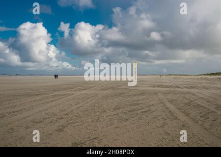 Norderney, Germania. 11 ottobre 2021. I turisti godono di un ottobre dorato alle spiagge soleggiate della costa nord di Norderney dopo una stagione turistica molto riuscita con numeri più alti che nei periodi pre-covid. Credit: Matthias Oesterle/Alamy Live News Foto Stock