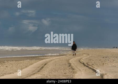 Norderney, Germania. 11 ottobre 2021. I turisti godono di un ottobre dorato alle spiagge soleggiate della costa nord di Norderney dopo una stagione turistica molto riuscita con numeri più alti che nei periodi pre-covid. Credit: Matthias Oesterle/Alamy Live News Foto Stock