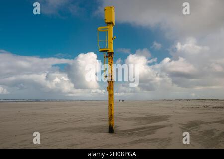 Norderney, Germania. 11 ottobre 2021. I turisti godono di un ottobre dorato alle spiagge soleggiate della costa nord di Norderney dopo una stagione turistica molto riuscita con numeri più alti che nei periodi pre-covid. Credit: Matthias Oesterle/Alamy Live News Foto Stock