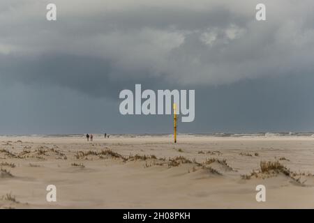 Norderney, Germania. 11 ottobre 2021. I turisti godono di un ottobre dorato alle spiagge soleggiate della costa nord di Norderney dopo una stagione turistica molto riuscita con numeri più alti che nei periodi pre-covid. Credit: Matthias Oesterle/Alamy Live News Foto Stock