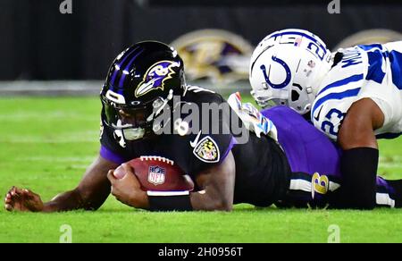 Baltimora, Stati Uniti. 11 ottobre 2021. Baltimore Ravens quarterback Lamar Jackson (8) è affrontato da Indianapolis Colts Cornerback Kenny Moore II (23) per una perdita durante la prima metà al M&T Bank Stadium a Baltimora, Maryland, il lunedì 11 ottobre 2021. Foto di David Tulis/UPI Credit: UPI/Alamy Live News Foto Stock