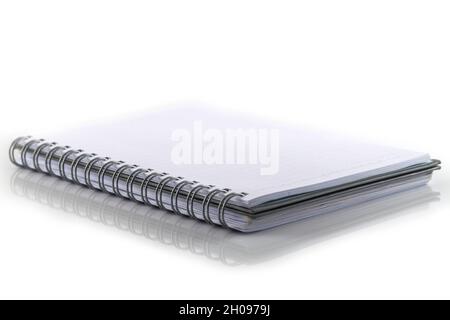 Quaderno bianco a spirale su sfondo bianco Foto stock - Alamy