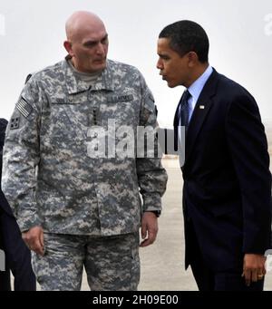 Baghdad, Iraq - 7 aprile 2009 -- il presidente degli Stati Uniti Barack Obama parla con Gen. Ray odierno, comandante le forze generali Multi-nazionali Iraq, subito dopo l'atterraggio in Air Force One sulla linea del volo Martedì 7 aprile 2009. Poco dopo l'arrivo, il presidente ha rivolto una folla di quasi 1,500 persone, membri di servizio, civili governativi e appaltatori, al Palazzo al FAW, Camp Victory, Iraq. Durante il suo discorso, il presidente ha elogiato i membri del servizio per la loro attenzione e dedizione e ha promesso loro il suo sostegno mentre in carica..Credit: Amanda Currier - DoD via CNP /MediaPunch Foto Stock