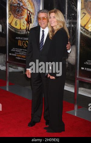 Tony Bennett e la moglie Susan Crow partecipano alla prima mondiale di Paramount Pictures 'Hugo in 3D' al Teatro Ziegfeld di New York il 21 novembre 2011. Photo Credit: Henry McGee/MediaPunch Foto Stock