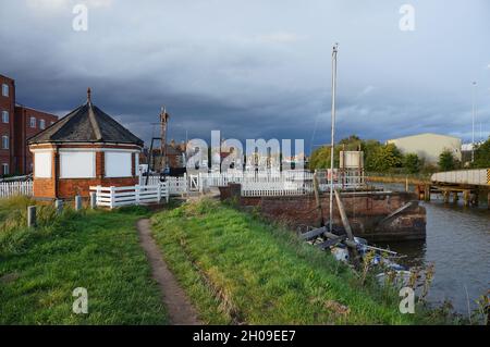 La sponda del fiume Haven (Witham) sulla High Street, con la vecchia scatola di segnalazione ottagonale sulla linea ferroviaria a lato del porto nel Lincolnshire DI BOSTON, Foto Stock