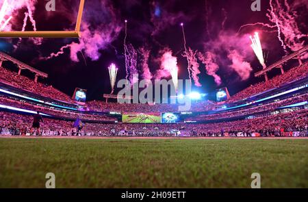 Baltimora, Stati Uniti. 12 ottobre 2021. I fuochi d'artificio si accendono durante le presentazioni di Baltimore Ravens contro gli Indianapolis Colts all'M&T Bank Stadium di Baltimora, Maryland, lunedì 11 ottobre 2021. Foto di David Tulis/UPI Credit: UPI/Alamy Live News Foto Stock