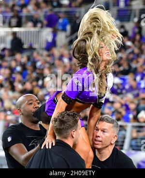 Baltimora, Stati Uniti. 12 ottobre 2021. I cheerleaders Baltimore Ravens si esibiscono durante la seconda metà all'M&T Bank Stadium di Baltimora, Maryland, lunedì 11 ottobre 2021. I Ravens sconfissero i Colti 31-25. Foto di David Tulis/UPI Credit: UPI/Alamy Live News Foto Stock