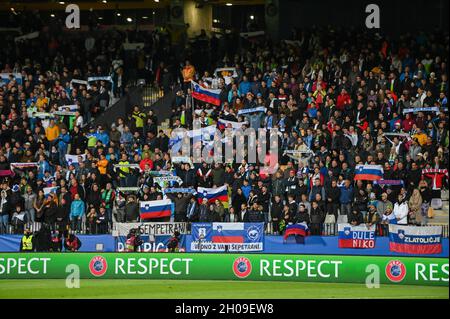 Maribor, Slovenia. 11 ottobre 2021. I tifosi reagiscono durante la partita di qualificazione del gruppo H della Coppa del mondo FIFA 2022 tra Slovenia e Russia. (Punteggio finale; Slovenia 1:2 Russia) (Foto di Milos Vujinovic/SOPA Images/Sipa USA) Credit: Sipa USA/Alamy Live News Foto Stock