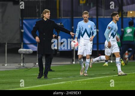 Maribor, Slovenia. 11 ottobre 2021. Valeri Karpin (a sinistra), allenatore di testa della Russia reagisce durante la partita di qualificazione del Gruppo H della Coppa del mondo FIFA 2022 tra Slovenia e Russia.(Punteggio finale; Slovenia 1:2 Russia) (Foto di Milos Vujinovic/SOPA Images/Sipa USA) Credit: Sipa USA/Alamy Live News Foto Stock