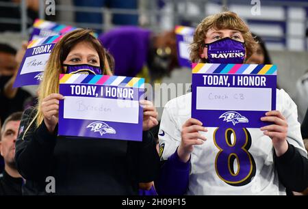 Baltimora, Stati Uniti. 12 ottobre 2021. I fan di Baltimore Ravens onorano le vittime del cancro durante la prima metà di una partita contro gli Indianapolis Colts all'M&T Bank Stadium di Baltimora, Maryland, lunedì 11 ottobre 2021. Foto di David Tulis/UPI Credit: UPI/Alamy Live News Foto Stock