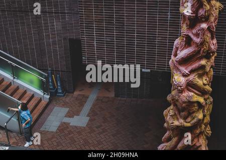 Hong Kong, Cina. 11 ottobre 2021. Una donna prende un selfie di fronte al "pilastro della vergogna". Il "pilastro della vergogna", un'opera dell'artista danese Jens Galschiøt, è un omaggio alle vittime del massacro di Tiananmen avvenuto il 4 giugno 1989 a Pechino, Cina. Anche se la scultura è stata al campus dal 1997, l'Università di Hong Kong (HKU) ha chiesto che venga rimossa prima del 14 ottobre 2021. Credit: SOPA Images Limited/Alamy Live News Foto Stock
