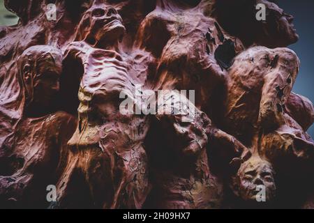 Hong Kong, Cina. 11 ottobre 2021. Primo piano del "pilastro della vergogna" prima della sua rimozione. Il "pilastro della vergogna", opera dell'artista danese Jens Galschiøt, è un tributo alle vittime del massacro di Tiananmen avvenuto il 4 giugno 1989 a Pechino, Cina. Anche se la scultura è stata al campus dal 1997, l'Università di Hong Kong (HKU) ha chiesto che venga rimossa prima del 14 ottobre 2021. (Foto di Charlène Flores/SOPA Images/Sipa USA) Credit: Sipa USA/Alamy Live News Foto Stock