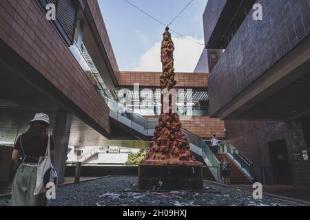 Hong Kong, Cina. 11 ottobre 2021. I visitatori e gli studenti dell'Università di Hong Kong (HKU) fotografano il "pilastro della vergogna". Il "pilastro della vergogna", opera dell'artista danese Jens Galschiøt, è un tributo alle vittime del massacro di Tiananmen avvenuto il 4 giugno 1989 a Pechino, Cina. Anche se la scultura è stata al campus dal 1997, l'Università di Hong Kong (HKU) ha chiesto che venga rimossa prima del 14 ottobre 2021. (Foto di Charlène Flores/SOPA Images/Sipa USA) Credit: Sipa USA/Alamy Live News Foto Stock