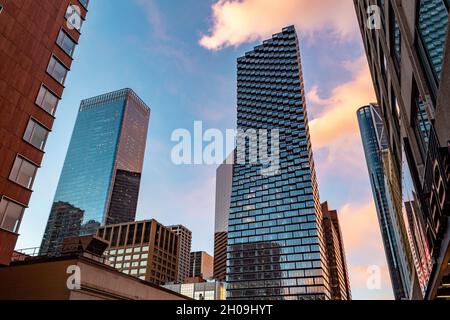 Telus Sky e Brookfield Place grattacieli al tramonto nel centro di Calgary, Alberta, Canada Foto Stock