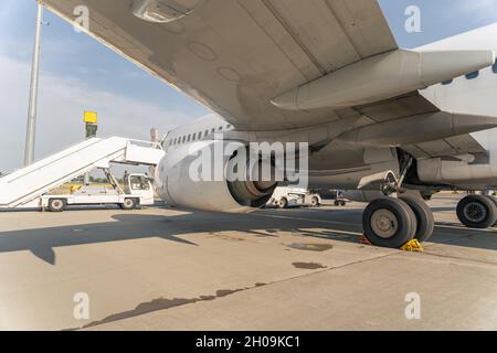 Primo piano dell'ala dell'aeroplano nel parcheggio dell'aeroporto Foto Stock