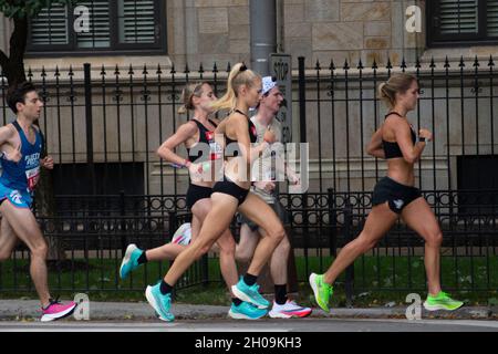 Chicago, Illinois, Stati Uniti. 10 Ott 2021. Dopo aver saltato la Chicago Marathon nel 2019, la gara tornò a ruggire quest'anno. Oltre 30,000 corridori e carrozzelle hanno partecipato a questo concorso. Il tempo non era ideale in questa giornata ventosa con una temperatura elevata negli anni '70. L'industria dell'ospitalità ha beneficiato di dollari molto necessari dall'afflusso di persone che sono venuti a Chicago per questo evento. (Credit Image: © Karen I. Hirsch/ZUMA Press Wire) Foto Stock