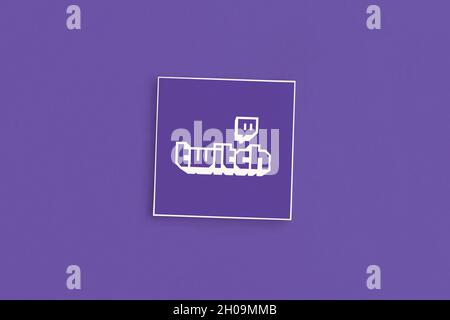 MOSCA, RUSSIA - 12 OTT 2021: Logo Twitch su sfondo rosa Foto Stock