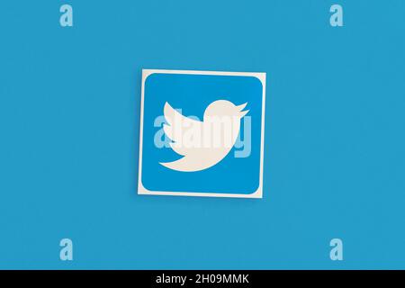MOSCA, RUSSIA - 12 OTT 2021: Logo Twitter su sfondo rosa Foto Stock