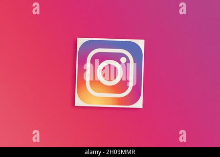 MOSCA, RUSSIA - 12 OTT 2021: Logo Instagram su sfondo rosa Foto Stock