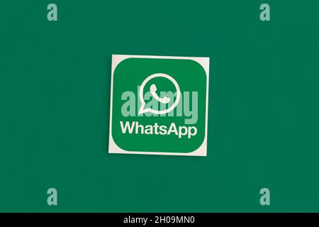 MOSCA, RUSSIA - 12 OTT 2021: Logo WhatsApp su sfondo rosa Foto Stock