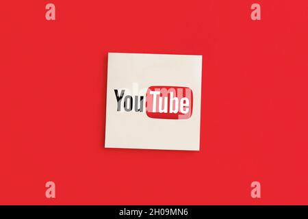 MOSCA, RUSSIA - 12 OTT 2021: Logo YouTube su sfondo rosso Foto Stock