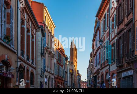 Rue du Taur, e il muro del campanile, dell'Eglise du Taur, a Tolosa, alta Garonna, Occitanie, Francia Foto Stock