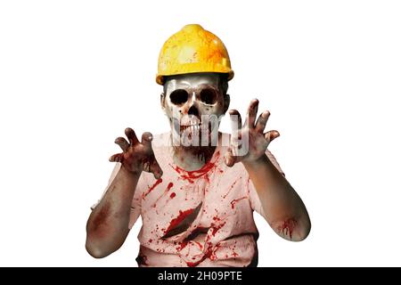 Zombie spaventoso con testa del cranio in piedi isolato su sfondo bianco Foto Stock