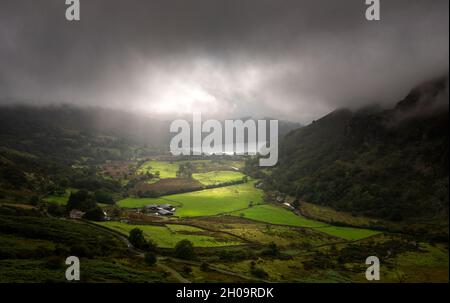 Drammatica luce a Nant Gwynant, Snowdonia National Park, Galles UK Foto Stock