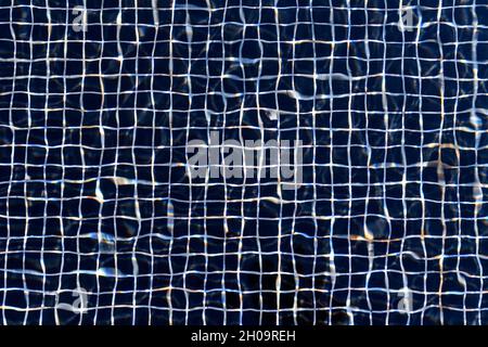 Sfondo astratto dalla distorsione dell'onda d'acqua in piscina. Tono bianco e nero. Sfondo per opere d'arte del design Foto Stock