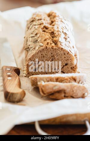 In casa multigrain pagnotta di pane Foto Stock