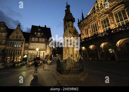 '06.06.2021, Germania, Brema, Brema - il Roland, un punto di riferimento della città anseatica al crepuscolo della sera sulla piazza del mercato, sulla destra l'His Foto Stock