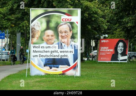 '27.08.2021, Germania, Brema, Brema - manifesto elettorale del CDU con candidato per il cancelliere Armin Laschet per le elezioni federali 2021 decorato Foto Stock