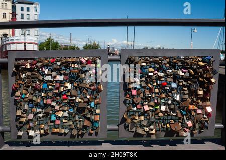 '23.06.2018, Finlandia, , Helsinki - innumerevoli lucchetti d'amore appendono sul traliccio di una porta a ponte nella capitale finlandese. 0SL180623D054CAROEX.JPG [MODELLO RE Foto Stock