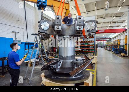 '11.06.2021, Germania, Renania Settentrionale-Vestfalia, Uebach-Palenberg - officina NEA, qui i dipendenti stanno costruendo un mulino a pendolo per un'industria di tinture Foto Stock