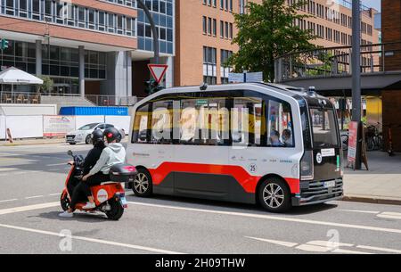 '25.06.2021, Germania, Amburgo, Amburgo - guida autonoma di autobus elettrici sopraelevati e uno scooter elettrico Emmy nell'Hafencity di Amburgo. 00X210625D562 Foto Stock