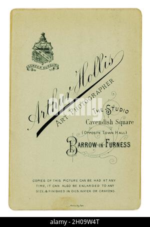 Retro della fotografia originale del cabinet dell'epoca edoardiana da parte del fotografo Arthur Hollis del suo Cavendish Studio, Barrow-in-Furness, North West England, Cumbria, Inghilterra, Regno Unito circa 1903 Foto Stock