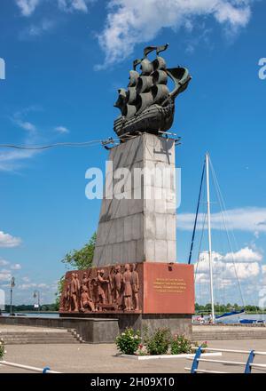 Kherson, Ucraina 12.09.2021. Monumento ai primi costruttori navali sul lungofiume di Dniester a Kherson, Ucraina, in una giornata estiva soleggiata Foto Stock