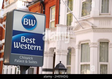 Un cartello al Best Western Hotel su Chiswick High Road, Londra, Regno Unito Foto Stock