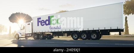 Guilherand-Granges, Francia - 12 ottobre 2021. Camion su strada con logo FedEx Ground. Filiale della FedEx Corporation specializzata in Ground Foto Stock