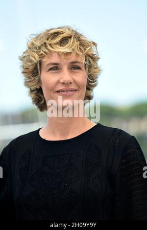 74a edizione del Festival del Cinema di Cannes: L'attrice Cecile de France posa durante una fotocall per il film "De son vivant", diretto da Emmanuelle Berc Foto Stock