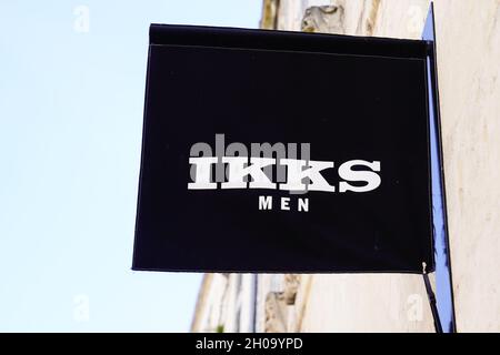 toulouse , occitanie France - 06 25 2021 : Ikks uomo sign text store e logo brand shop sulla facciata boutique Foto Stock