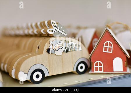 Babbo Natale in un'auto di legno con regali Foto Stock