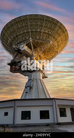 Radiotelescopio sovietico super segreto vicino a Irbene, città militare abbandonata in Lettonia. Esercito spazio spionaggio oggetto Foto Stock