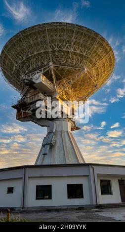 Radiotelescopio sovietico super segreto vicino a Irbene, città militare abbandonata in Lettonia. Esercito spazio spionaggio oggetto Foto Stock