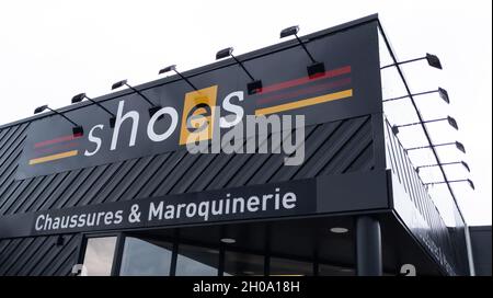 Bordeaux , Aquitaine France - 07 25 2021 : logo scarpe e segno di testo davanti negozio scarpe calzature negozio Foto Stock