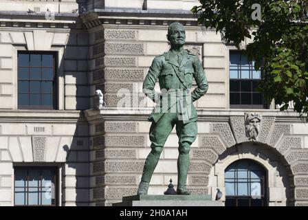 Londra, Inghilterra, Regno Unito. Statua (1956; Jacob Epstein) del maresciallo di campo Jan Christian Smuts (1870-1950) in Piazza del Parlamento - restaurato nel 2017 Foto Stock