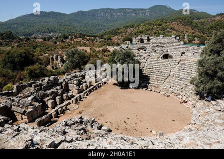 Dalyan, Turchia. 27 settembre 2021. L'ex teatro dell'antica città di Kaunos del paesaggio antico di Caria nella Turchia sud-occidentale. La storia del sito risale al X secolo a.C. Kaunos era temporaneamente parte della Lega Attica del Mare e del possesso continentale della vicina isola di Rodi (Peraia di Rhodian). Credit: Jens Kalaene/dpa-Zentralbild/ZB/dpa/Alamy Live News Foto Stock