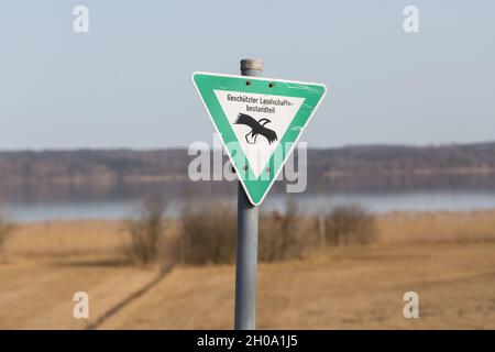 Seeseiten, Germania - Feb 23, 2021: Segno di lettura 'Geschützter Landschaftsbestanteil'. Indicazione di una riserva naturale per la fauna selvatica protetta. Foto Stock