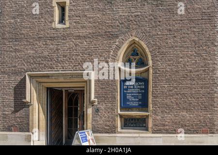 All Hallows by the Tower, la chiesa più antica della città di Londra, segno in finestra. Foto Stock