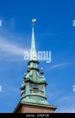 All Hallows by the Tower Church spire, la chiesa più antica della città di Londra con il cielo blu. Foto Stock